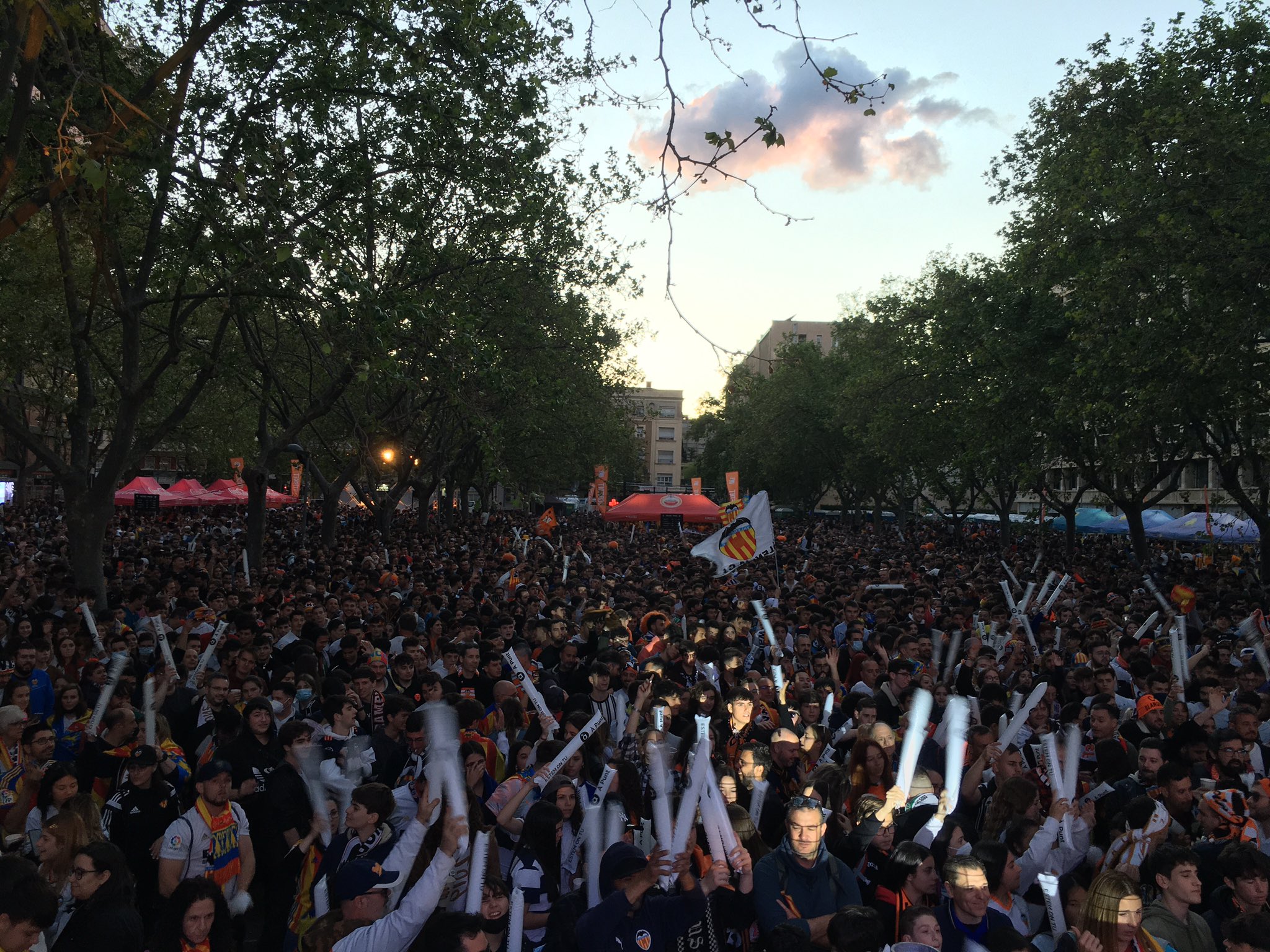Valencia CF on Twitter "🔃 RT si estás en nuestra Fan Zone de Mestalla
