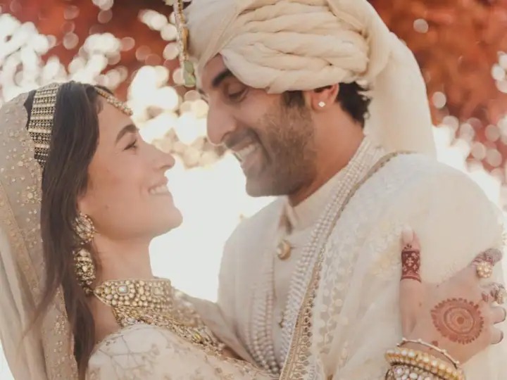 EDCDDUC's tweet photo. We, Indians are so obsessed about celebrity weddings that Ranbir &amp; Alia wedding rights have been purchased by an unnamed OTT giant for a whopping Rs.90-110 crores according to some reports.
Ranbir &amp; Alia tied knots on 14th April.
#edcdduc #AliaRanbirwedding #aliabhatt https://t.co/8tTG8QnKWU