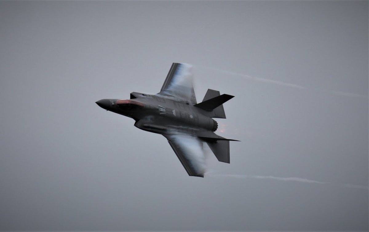 fillion_her's tweet photo. Bon, ça faisait longtemps. F-35 showing off. Picture taken at Gatineau Aero 2019. #fighterjets #F35 #Jets #planespotting #airshow #thingsthatfly https://t.co/THacFWzLmI