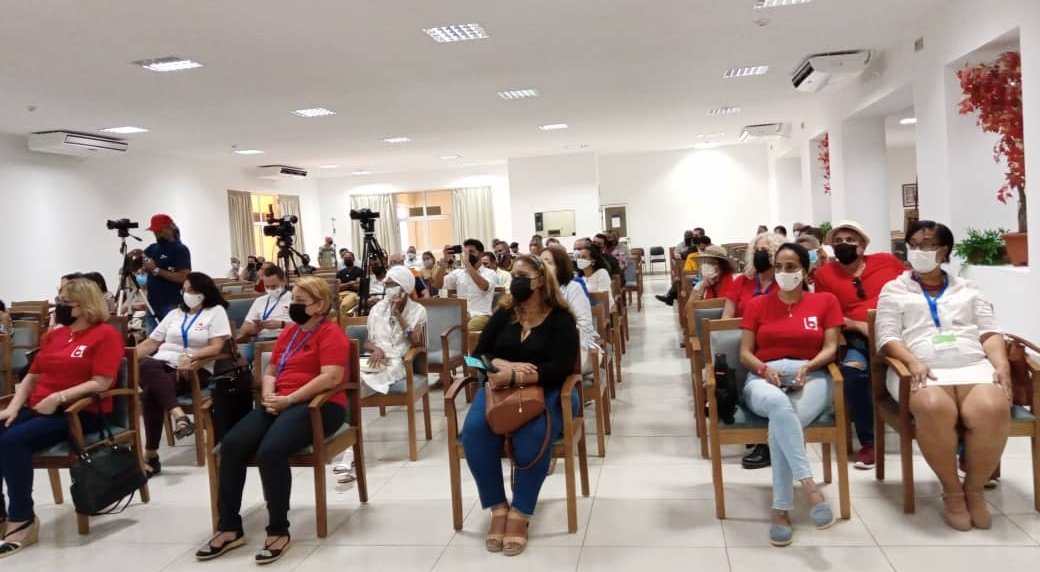ONBC_CUBA's tweet photo. Presentación de los nuevos textos de la Editorial Ediciones ONBC en la 30 Feria Internacional del Libro, presentes abogados de Cienfuegos, Matanzas, Mayabeque, La Habana, Camagüey y directivos, especialistas, trabajadores de la JDN y  del @BufeteBES 
#FILHCuba2022 https://t.co/UPJxskjMA6