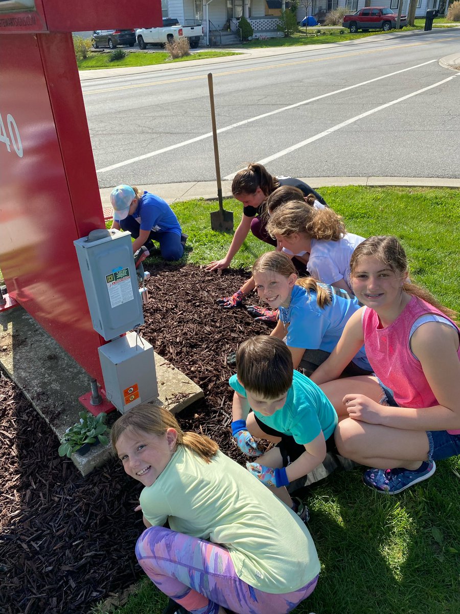 MrsKTGordon's tweet photo. So grateful to Mrs. Brame, Miss Forbes, and our @MCE_EastEagles Student Council for planning today’s Beautification Day! Thank you to all the East Eagles (and their families) who gave up time on this gorgeous Saturday to help!! 
#TeamMCE https://t.co/MwSd7seO44