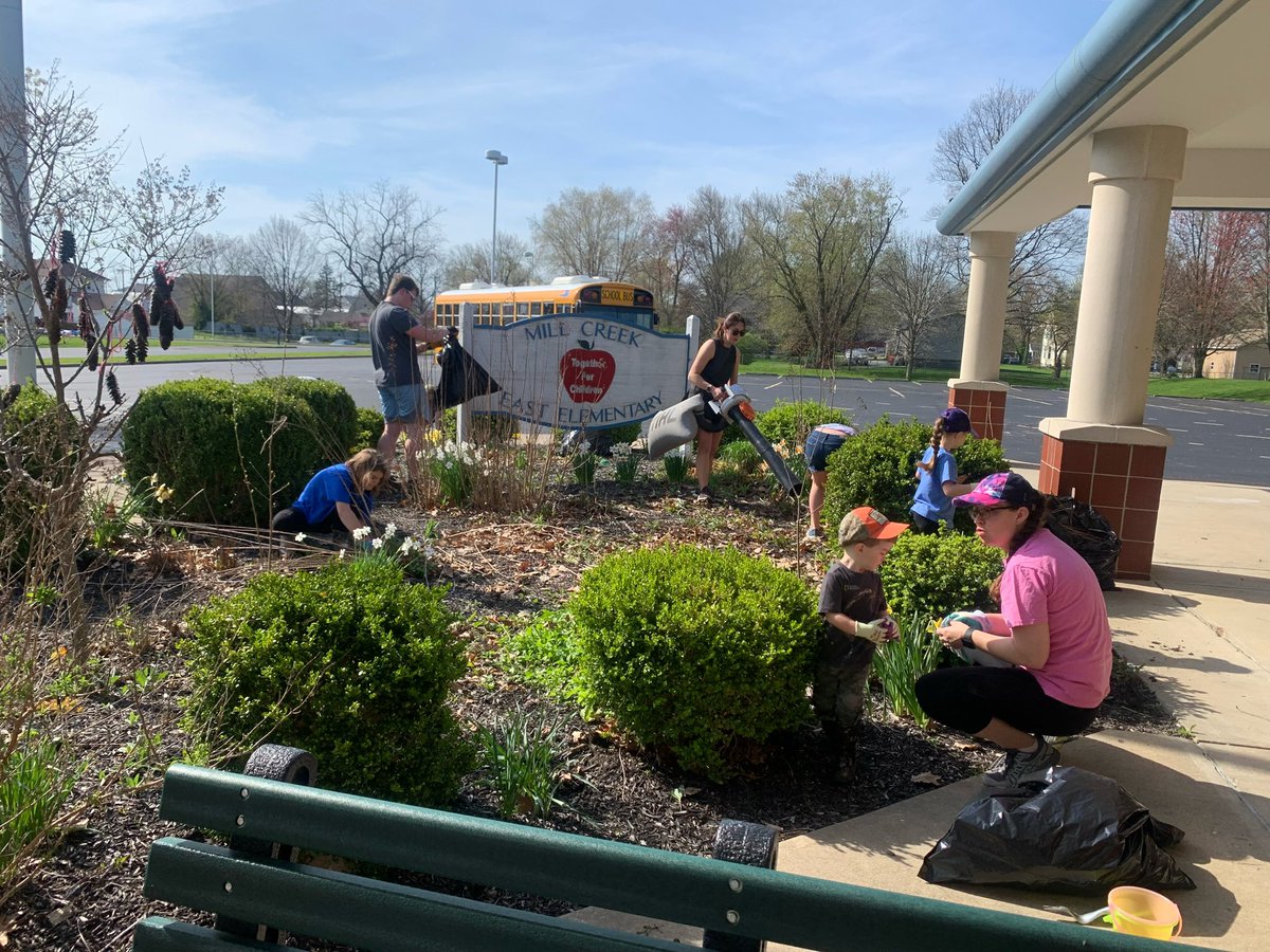 MrsKTGordon's tweet photo. So grateful to Mrs. Brame, Miss Forbes, and our @MCE_EastEagles Student Council for planning today’s Beautification Day! Thank you to all the East Eagles (and their families) who gave up time on this gorgeous Saturday to help!! 
#TeamMCE https://t.co/MwSd7seO44