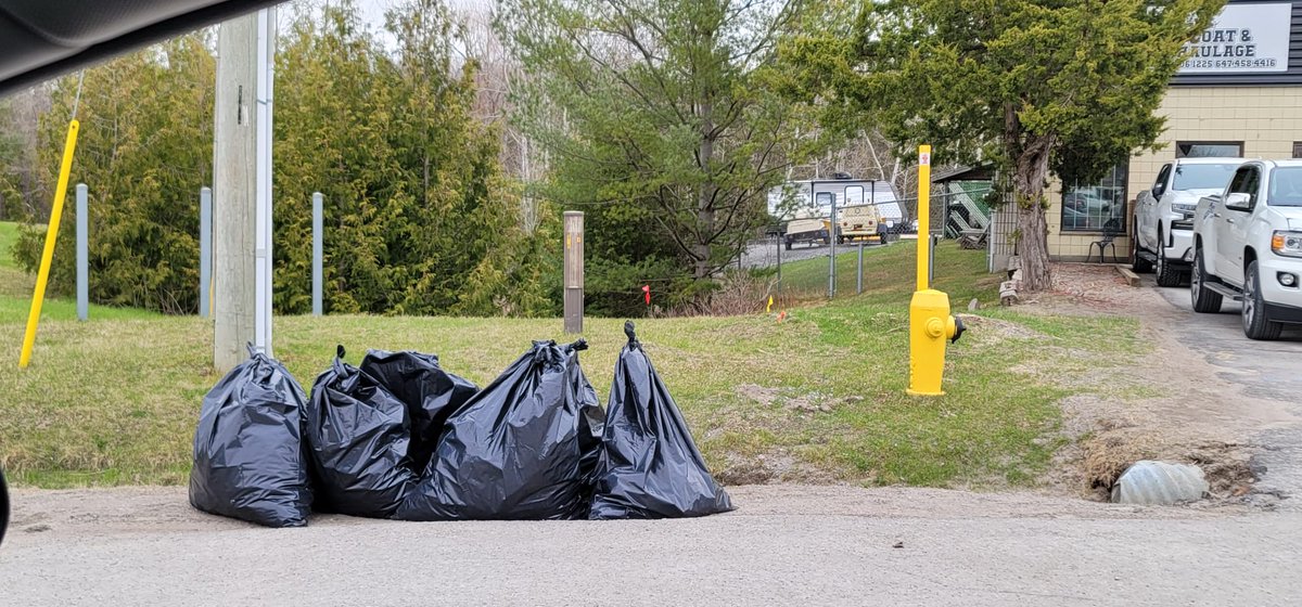 Before and after pics of the pond area behind Zehrs. Rotarians collected 5 bags of garbage! <a href="/rotary7070/">Rotary District 7070</a> #EarthDay #savetheplanet #uxbridgeontario