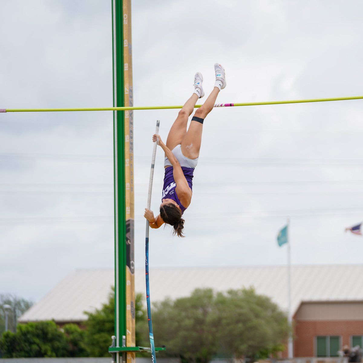 Kasey records her fifth Top 5 finish of the season 💪

She places fourth overall in the pole vault with a height of 4.17m (13-8.25)!

#GoFrogs | <a href="/kcjstaley/">kc</a>