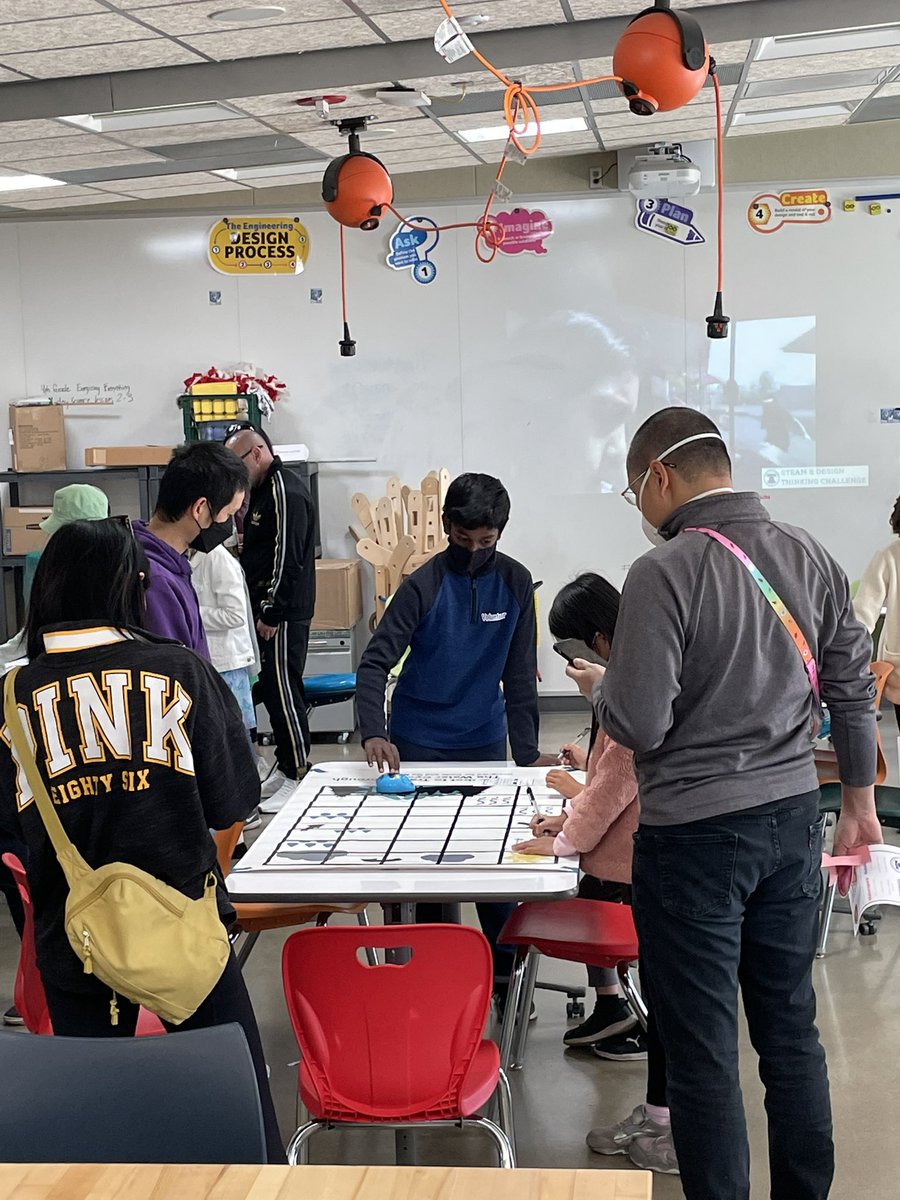 STEAM Fair at USD elementary schools today! Love seeing all the creativity and science discovery, led by dedicated student and parent volunteers! #usdlearns @LisaTeachesTech #STEAMeducation