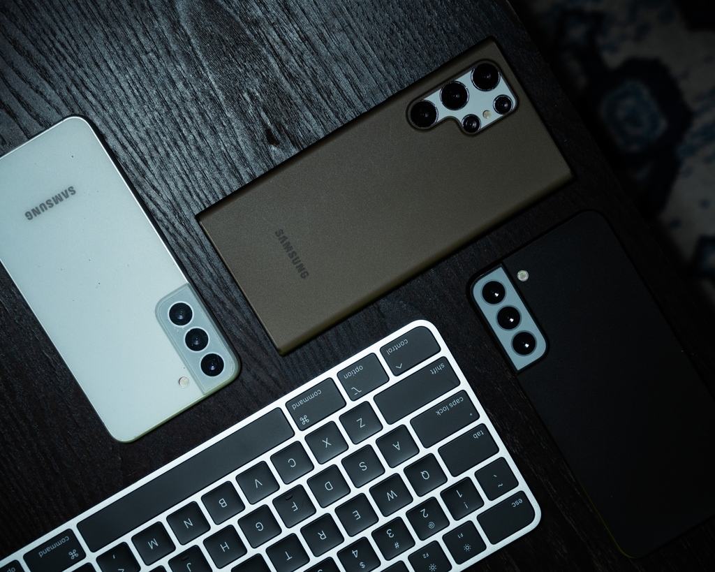 If you're one of the folks who desperately tries to maintain the image that they are 'minimalist' and put together, this case will definitely fit in on your desk.

Buy it here: l8r.it/9jW6

#phnx #phnxcase #thinphonecase #thincase #mnmlcase #protectphone