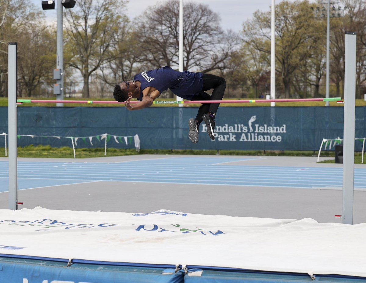 MileSplitNY's tweet image. ￼
Matthew Oluwole, Suffern wins the Boys High Jump with a jump of 6-5 at the #NYRelays @IcahnStadiumNYC