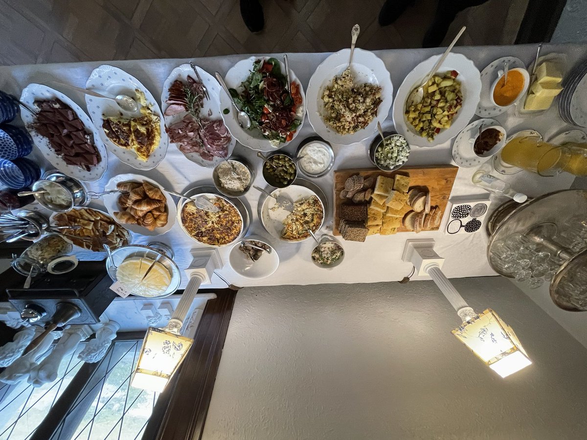 MartinPaasi's tweet photo. Oltiin heti #taalintehdas uuden tulokkaan #ullman’s #villa:ssa ja wau 🤩🤩🤩
Hyvän ruuan ja kauniiden puitteiden lisäksi täällä asiakas on keskiössä
5v sai seuraa pariskunnan lapsista, koiran sai tuoda ja yöpyäkin sai kauniissa en suite huoneissa
https://t.co/N2NBrIoyQX 🔥🔥🔥 https://t.co/Q0zNo5Fyqt