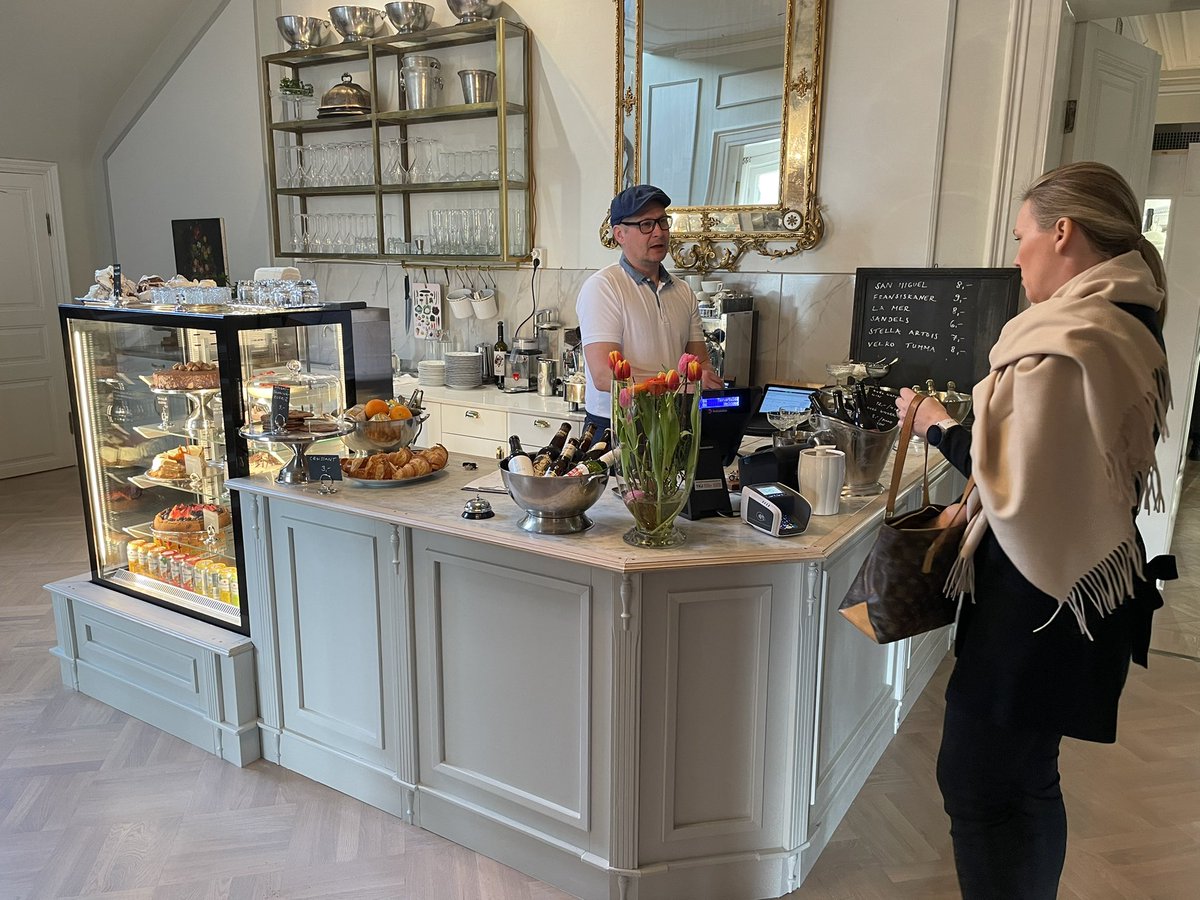 MartinPaasi's tweet photo. Oltiin heti #taalintehdas uuden tulokkaan #ullman’s #villa:ssa ja wau 🤩🤩🤩
Hyvän ruuan ja kauniiden puitteiden lisäksi täällä asiakas on keskiössä
5v sai seuraa pariskunnan lapsista, koiran sai tuoda ja yöpyäkin sai kauniissa en suite huoneissa
https://t.co/N2NBrIoyQX 🔥🔥🔥 https://t.co/Q0zNo5Fyqt