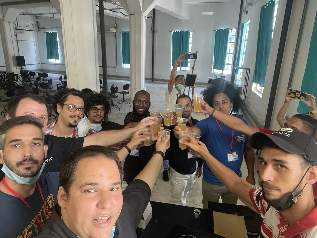 ArmandoF_com's tweet photo. Un trago a la memoria de @swl_swlx para finalizar el #flisolhabana https://t.co/nl0EdpPWL9