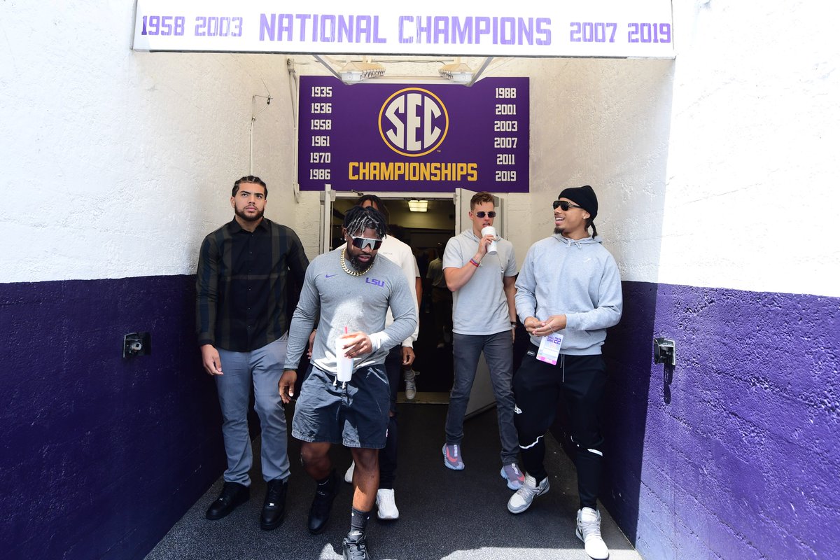 LSUfootball's tweet photo. Legends in the Building https://t.co/NYpEcASGOq