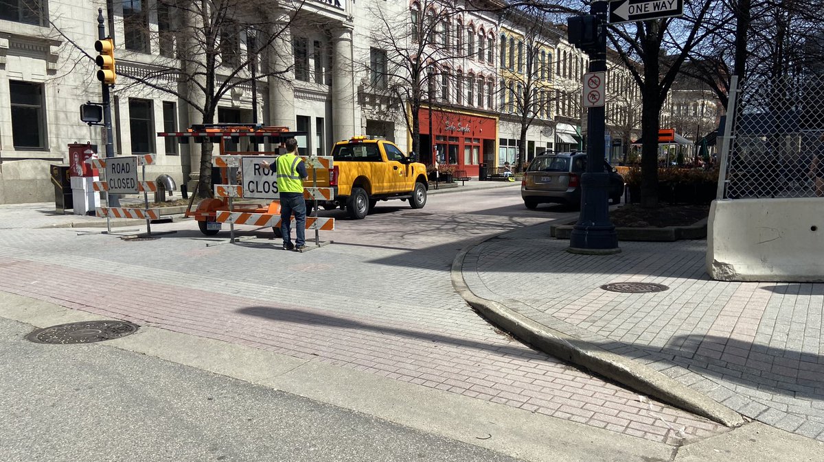 JustinBachman3's tweet photo. Roadblocks have gone up on Monroe Center leading to GRPD Headquarters. A protest is scheduled from 3pm to 11pm demanding justice for Patrick Lyoya. So far no crowd has gathered at Rosa Parks Circle  @wzzm13 https://t.co/X2IaMPJhDV