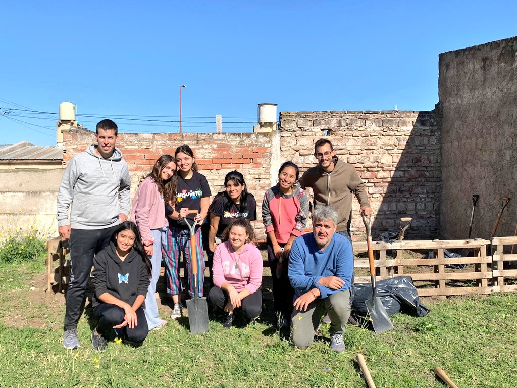Val_Fabian's tweet photo. Sabado junto al equipo de #Inquietos, comenzamos con el cerco de su #Huerta en el Barrio #5deAbril.
#HuertasDeLaCiudad🍋🥦🍅
@hector_gay @ctommasi
#Produccion https://t.co/h1nYIitYbv