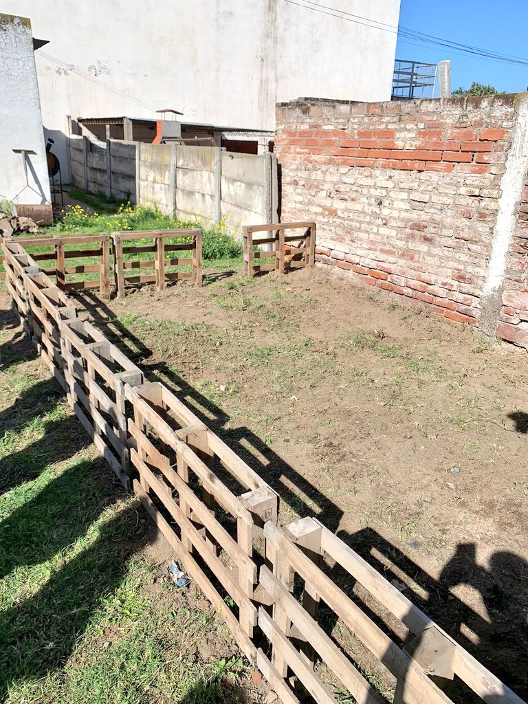 Val_Fabian's tweet photo. Sabado junto al equipo de #Inquietos, comenzamos con el cerco de su #Huerta en el Barrio #5deAbril.
#HuertasDeLaCiudad🍋🥦🍅
@hector_gay @ctommasi
#Produccion https://t.co/h1nYIitYbv