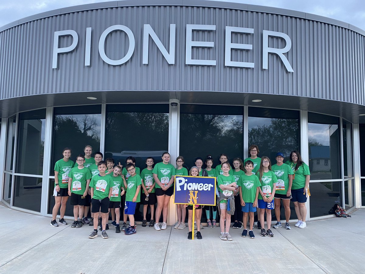 Working the Kid’s marathon corrals for #GoBears runners from Pioneer ES. Great job <a href="/AmyersAmanda/">Amanda</a>