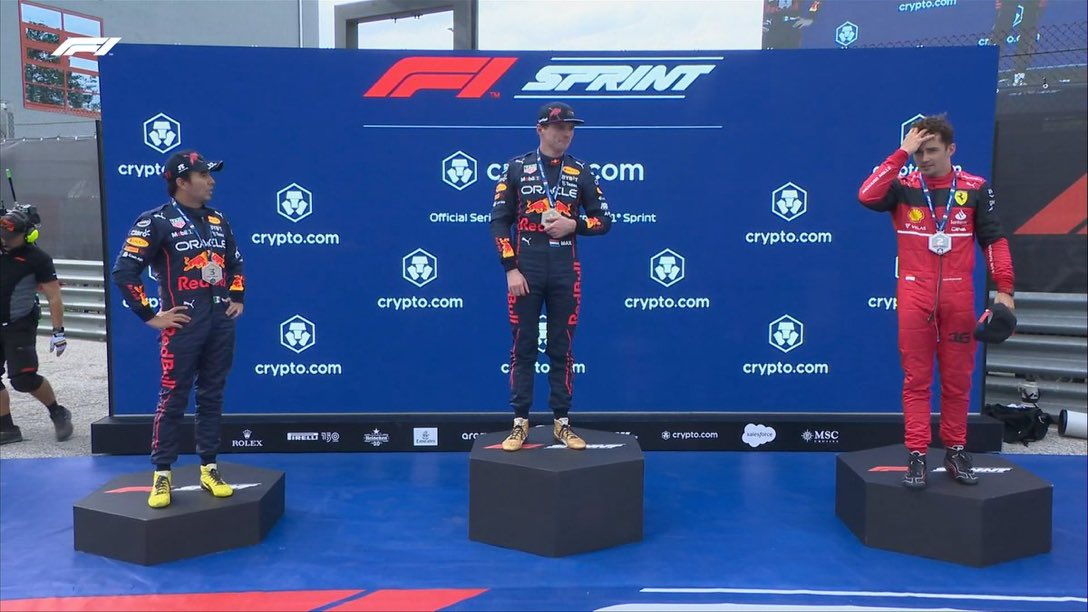 Así son los fans. Leí a los que se aburrieron hoy con la carrera Sprint y eran los mismos que disfrutaban cuando Hamilton ganaba sin pelear y acelerando sólo cuando precisaba. No vieron la pelea Verstappen-Leclerc ni las remontadas de Pérez, Sainz y Bottas. En fin 🏁