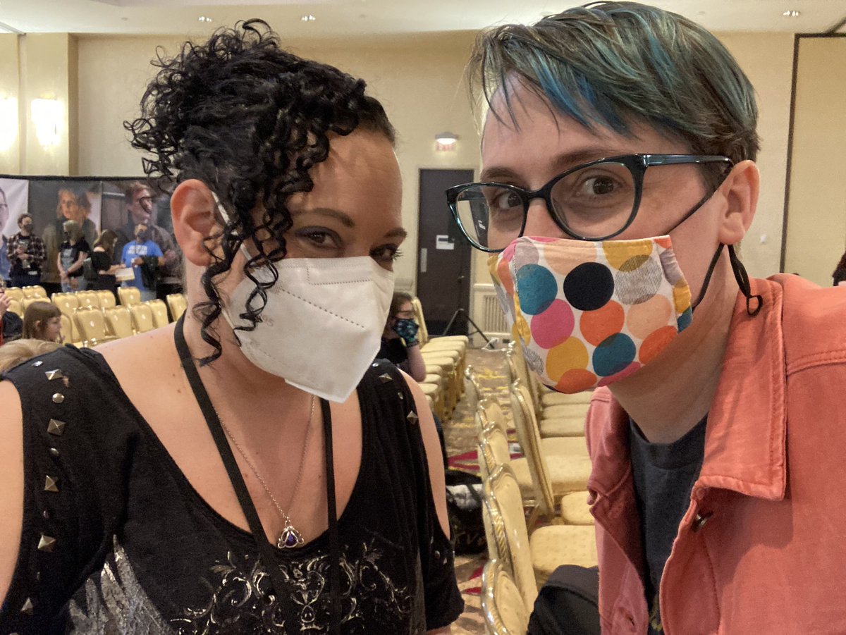 asinglemantear's tweet photo. More and more #friendcon https://t.co/eI6WdZjdzI