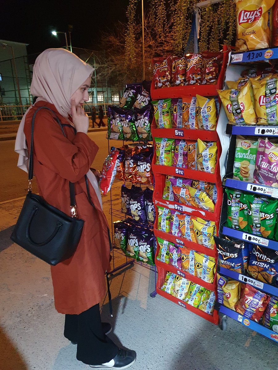 Yaş 24... Hâlâ cips standının önünde peynirli mi yoksa biftekli cheetos mu alsam diye düşünüyorum 🥲