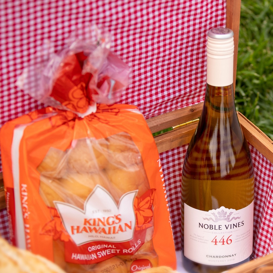 NobleVinesWine's tweet photo. If your picnic basket isn’t full of #NobleVines and @KingsHawaiian sweet rolls, you’re doing it wrong. https://t.co/Wpqz0NanhJ