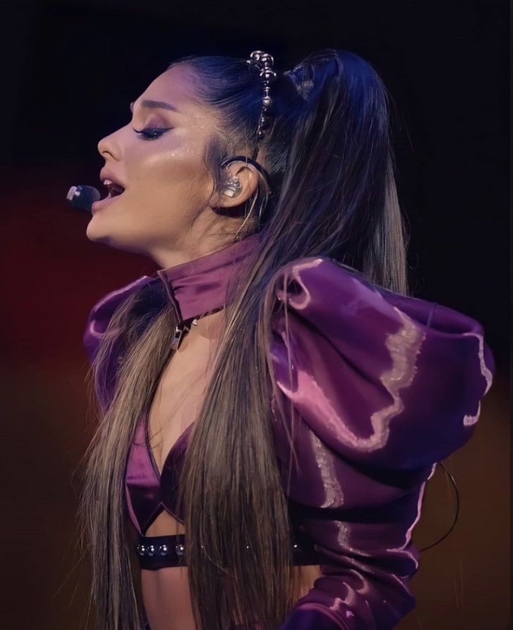 dwnlikesunsets's tweet photo. this photo of ariana grande https://t.co/QuFKItsh4X