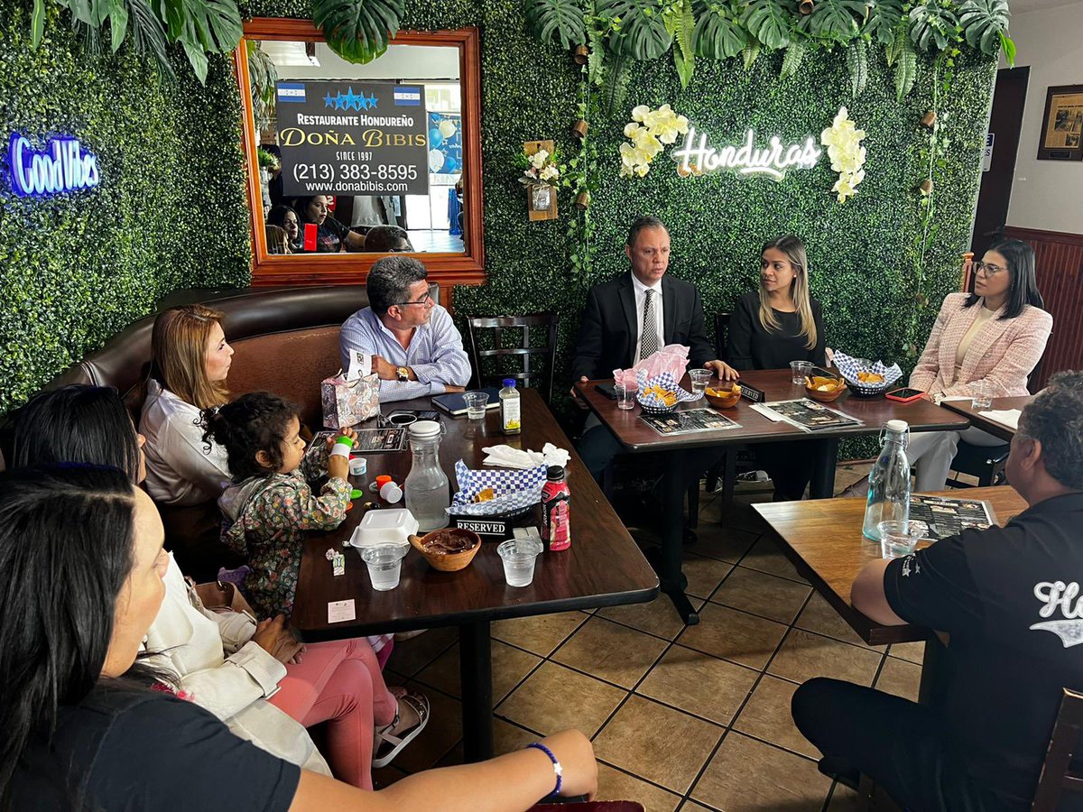 consuladohnla's tweet photo. Durante su visita a #LA, el Subsecretario @tonygarciac se reunió con líderes de la comunidad y la JD de la Cámara de Comercio Hondureña de CA, a quienes reiteró el compromiso y el apoyo de la @CancilleriaHN y la Presidenta @XiomaraCastroZ con los hondureños en 🇺🇸. #accionconsular https://t.co/Rp5lCGYJUo