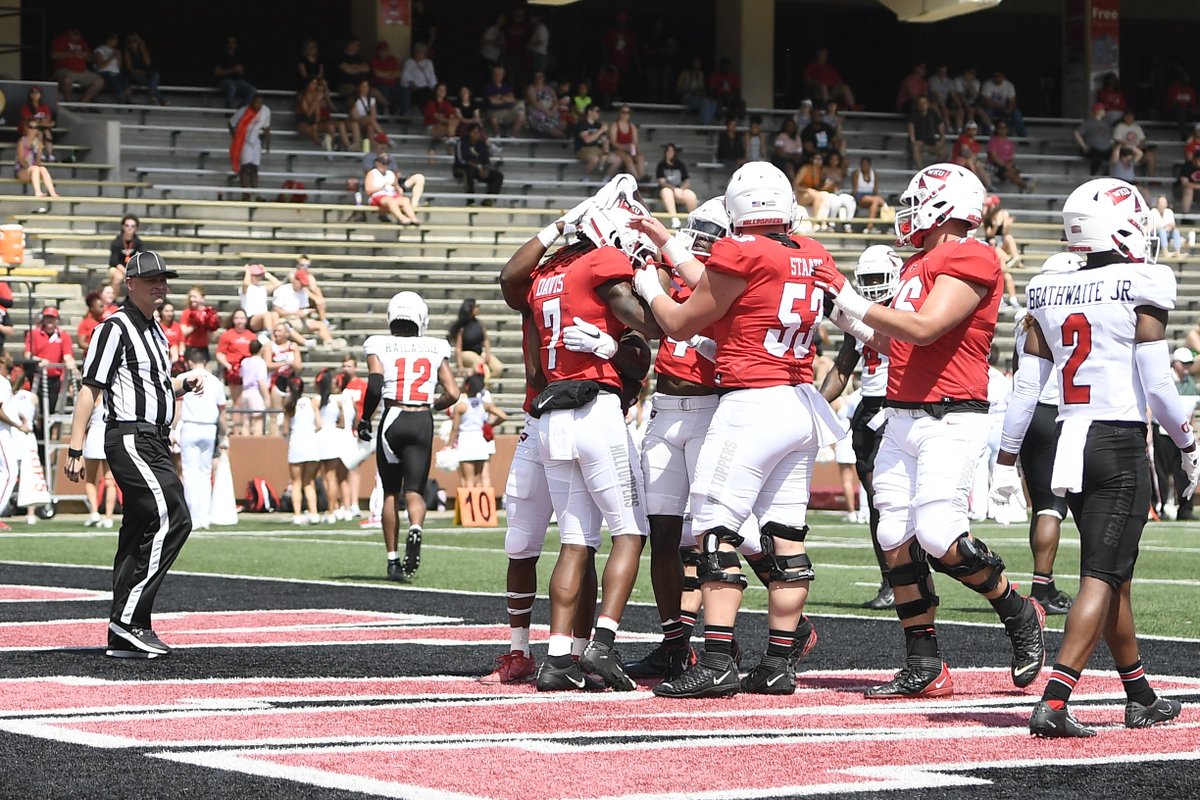 WKUFootball's tweet photo. 𝗗𝗼𝗲𝗴𝗲 &amp; 𝗗𝗮𝘃𝗶𝘀, 𝗜𝗻𝗰. 🤝

@DoegeJarret connects with @daewood_davis for a 20-yard TD pass, not long after the pair extended the 13-play drive with a fourth-down conversion at midfield!

#GoTops | #SpringBall2022 https://t.co/mgTlyePZlJ
