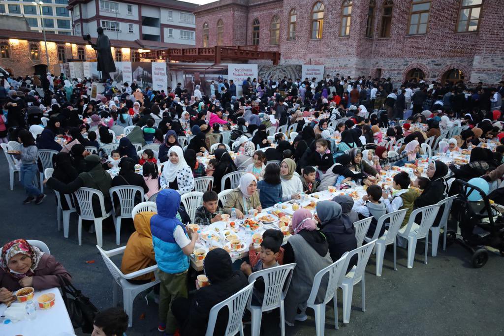 Soydaşlarımız Doğu Türkistanlı kardeşlerimizin #iftar sofralarına konuk olduk. 
Ramazanın bereketi sofraların büyüklüğünde. ☺️
Rabbim kabul eylesin…