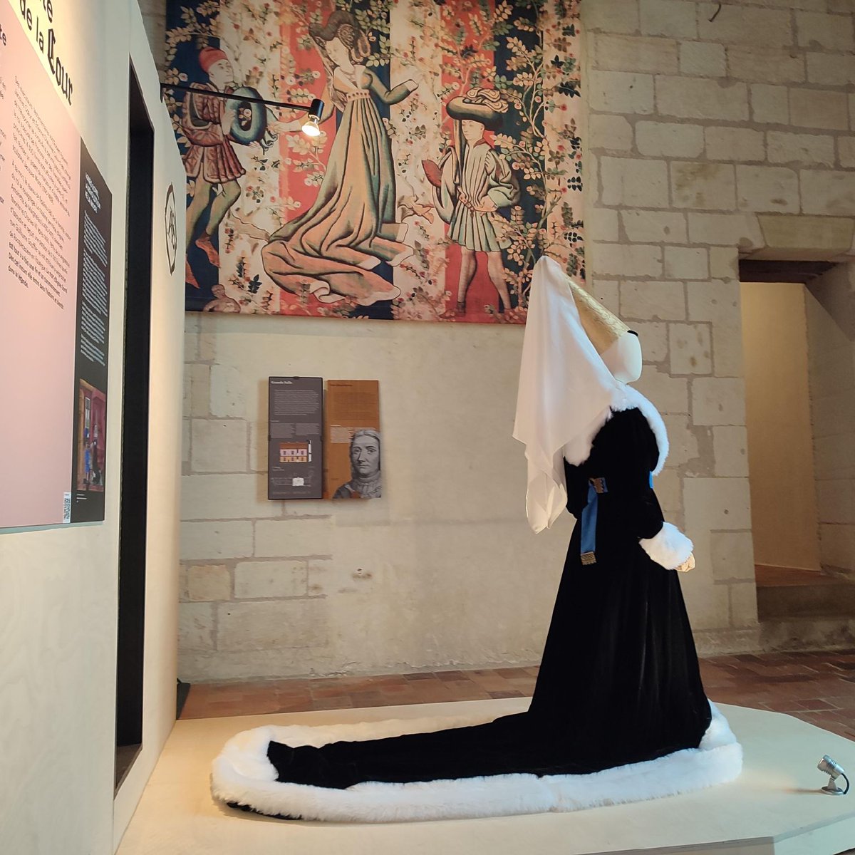 h_hauteclaire's tweet photo. As part of the exhibition "Agnès Sorel the influencer" which opened last week at the royal city of Loches, Nathalie Harran, historical costume designer (La Dame d'Atours) presents a #medieval outfit with its "Atours" (name given to the mediaeval headdress)
#reeactment https://t.co/Olx2G5TRei