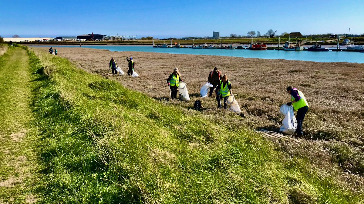 StrandlinersCIC's tweet photo. Volunteers in small groups collected everything manmade from the riverbank. Heavy loads wheeled back
#plasticoceanseurope
#plasticoceansinternational
#wallowbird
#wallowbirdfilms
#Strandliners
#CleanerRiversCleanerSeas
#cleaningupisnotenough
#dataisevidence
#BreakFreeFromPlastic https://t.co/dyVd2IA4O5