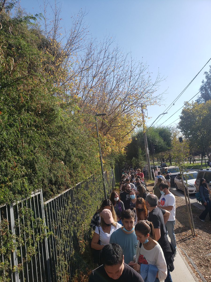 edi_abarzua's tweet photo. @FeriaSanguche valen callampa!! Ya cerca de una hora esperando para entrar y aun en la mitad.. A todo sol! Solo una fila para entrar PÉSIMA ORGANIZACIÓN! @SERNAC #feriadelsanguche https://t.co/D43Md3RoBe