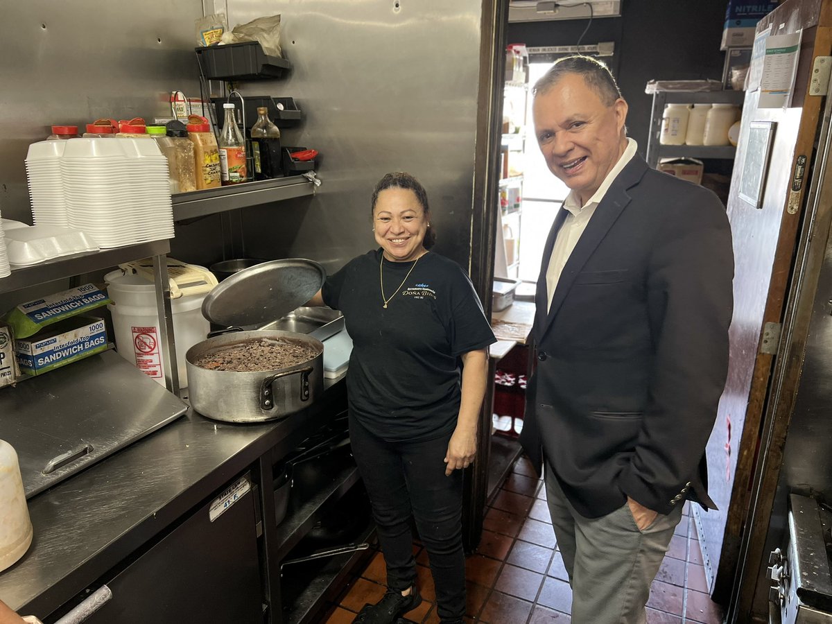consuladohnla's tweet photo. También visitó el Restaurante Doña Bibis, un verdadero monumento #catracho de la ciudad. Ahí conoció las historias de hondureños que han migrado desde diferentes municipios de 🇭🇳. Los animó a seguir adelante y continuar luchando por sus sueños. https://t.co/f53LYocgj4