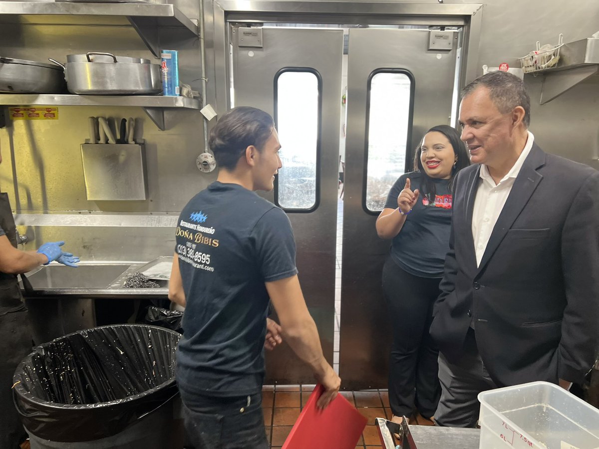 consuladohnla's tweet photo. También visitó el Restaurante Doña Bibis, un verdadero monumento #catracho de la ciudad. Ahí conoció las historias de hondureños que han migrado desde diferentes municipios de 🇭🇳. Los animó a seguir adelante y continuar luchando por sus sueños. https://t.co/f53LYocgj4