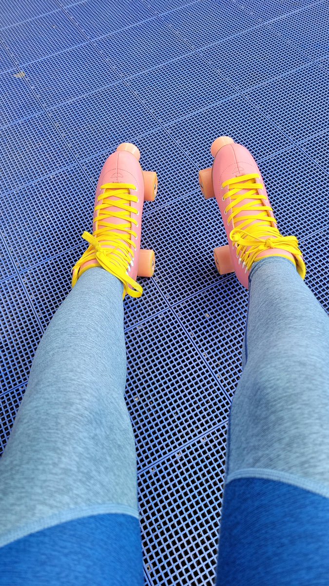 HeyItzLeeleeTV's tweet photo. I lied lol I'm out skating bishesss! #skatekey #rollerblading https://t.co/2t8Rc9wxTA