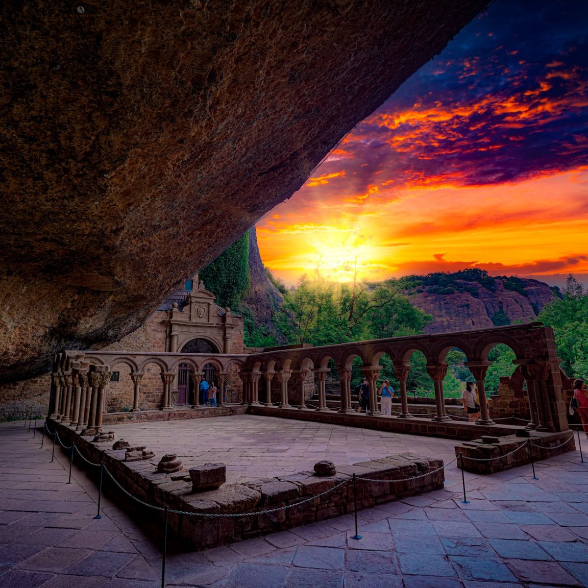 Huesca_LaMagia's tweet photo. Despedimos el día de #SanJorge y el #diadeAragon, con este sobrecogedor atardecer desde el increíble Monasterio de #SanJuandelaPeña ✨💜💛🧡 uno de los lugares donde se inicio el Reino de Aragón 👑

#huescalamagia #huesca #romanicohuesca #claustros #atardeceresbonitos https://t.co/2gbI6TFlPu