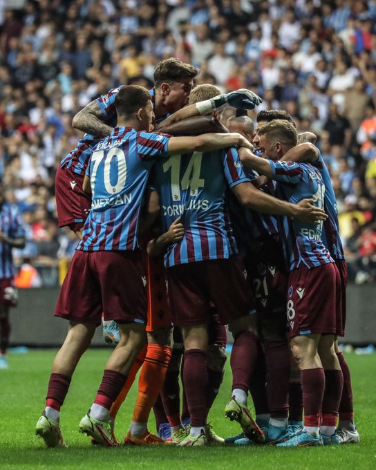 Adana Demirspor-Trabzonspor maçında Trabzonsporlu oyuncuların gol sevinci