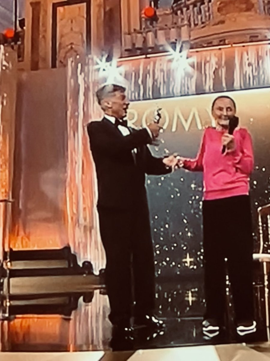 ArminRogl's tweet photo. „I hob di schon“
Tobias Moretti zu Erni Mangold flüsternd auf der Bühne.
Der beste Moment #Romy22 ich kann jetzt ausschalten. https://t.co/iry0vNyh8L