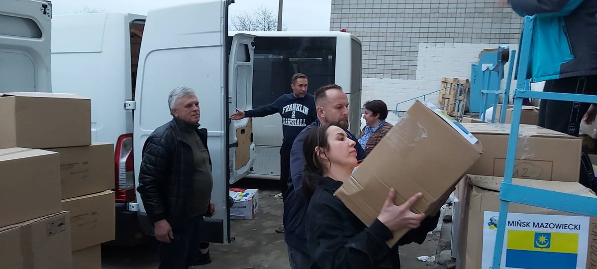 CichonAlicja's tweet photo. Dotarli! Są już w #Borodianka Grupa Transgraniczna pomogła nam z transportem do naszego miasta partnerskiego. Irina jest z nimi. Właśnie dostałam fotki. Aż ciepło na sercu, bo to 3 dni naszej ciężkiej pracy.W Buczy też nie mają co jeść, więc zostawiają tam część. #MińskMazowiecki https://t.co/hazgSFJYUu