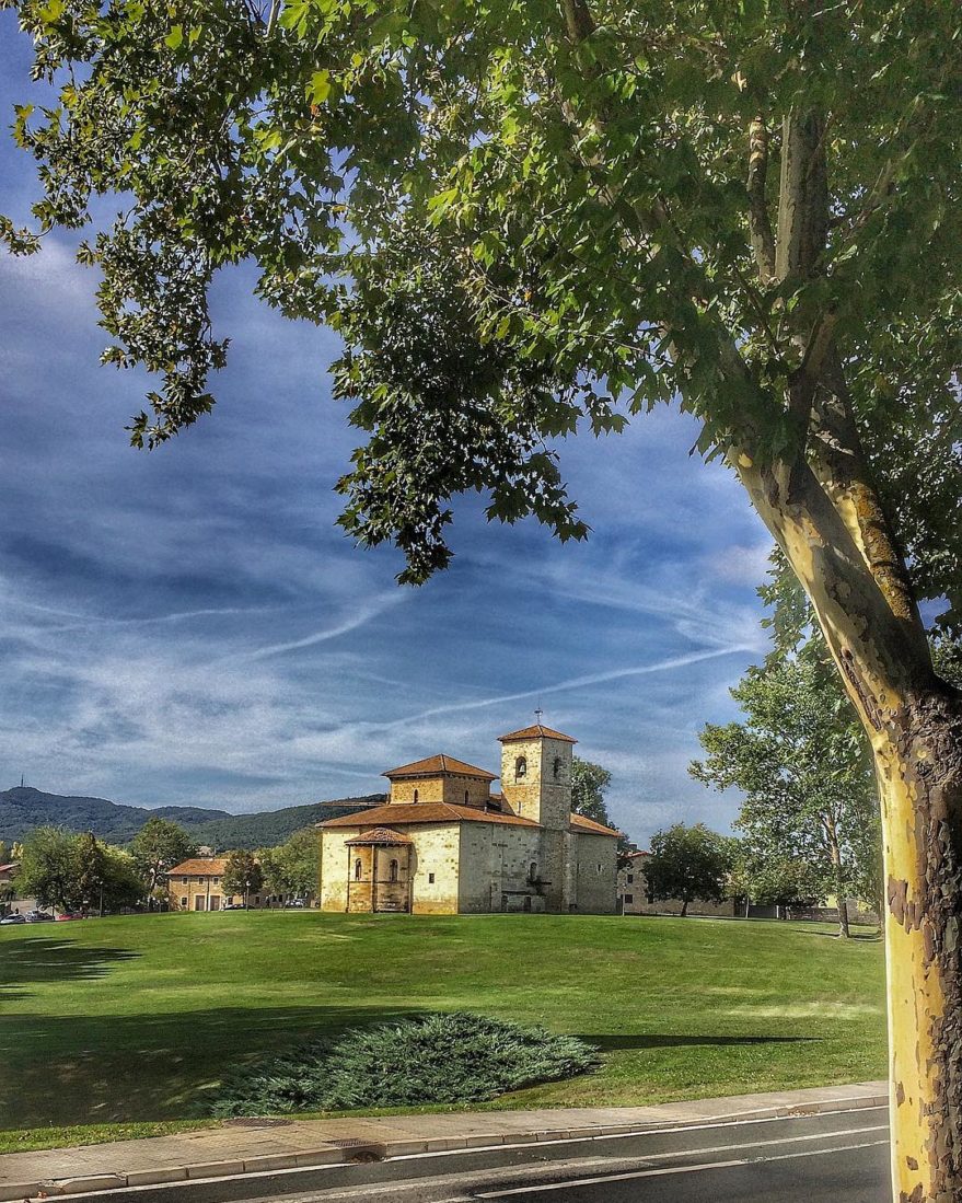 La #Basílica de #SanPrudencio fue edificada sobre los restos de un templo del siglo VIII. Los tímpanos del Salvador y del Cordero y dos bajorrelieves son del XI. Su planta general es de entre el XII-XIII destacando su ábside #románico. #Álava
Foto: @allesklarquillo