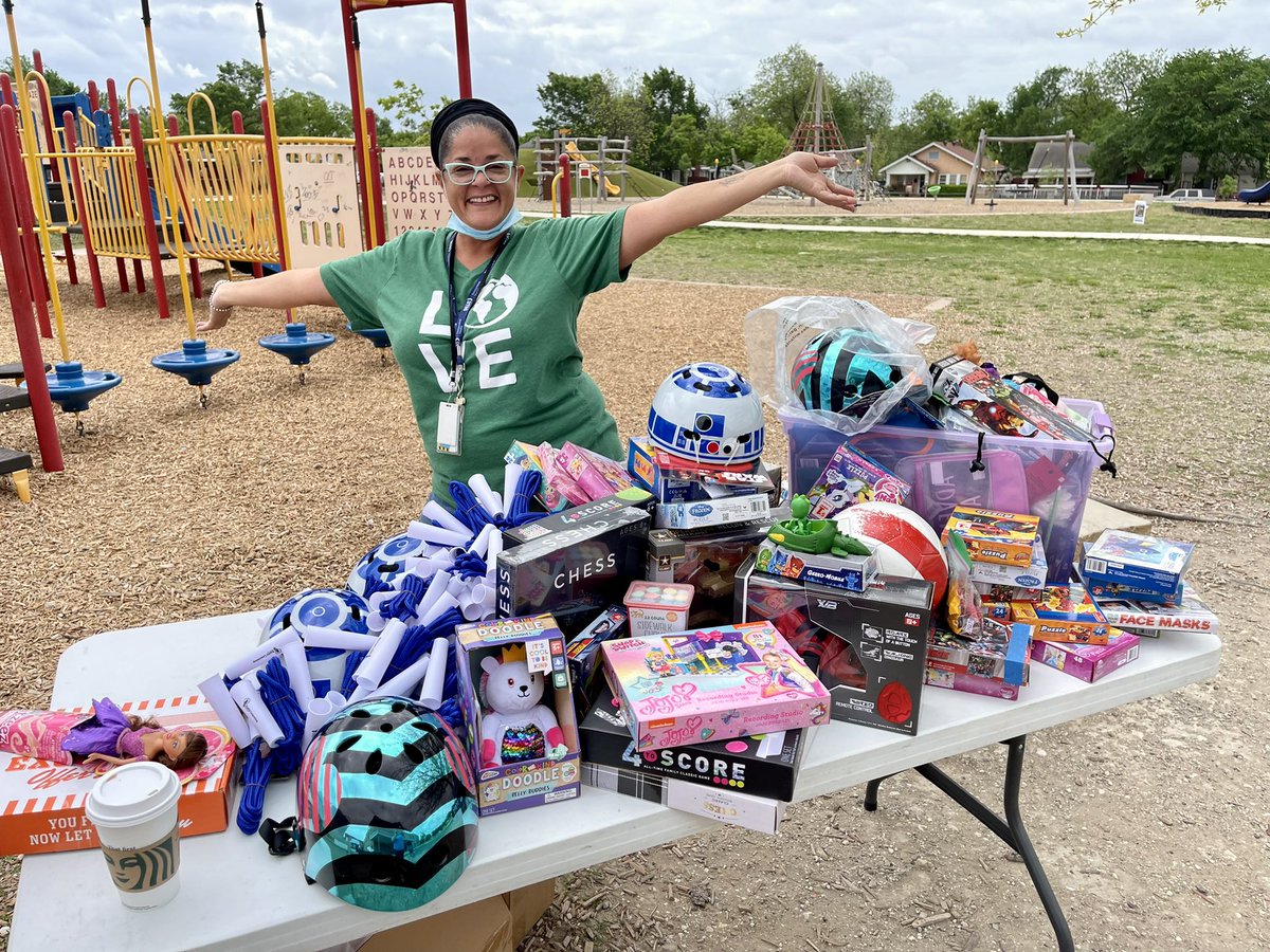 AlfanoY's tweet photo. Salazar Eagles getting ready for a fun Earth Day Celebration #swmakeyourmark @MolinaSunset #DallasISDisReady #SunMolRiseUp @transformDISD @dallasschools @dallasisdparent @salazareagles #disdproud #salazareagles @teamdallasisd @PersonalizeDISD #Personalizedlearning https://t.co/4l2kpbEaU2