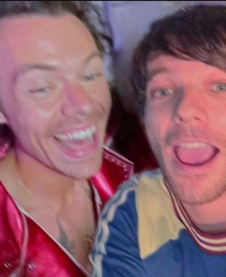 lrryst91's tweet photo. eles felizinhos :( 
se eu pego quem fez isso https://t.co/atz3qQZUww