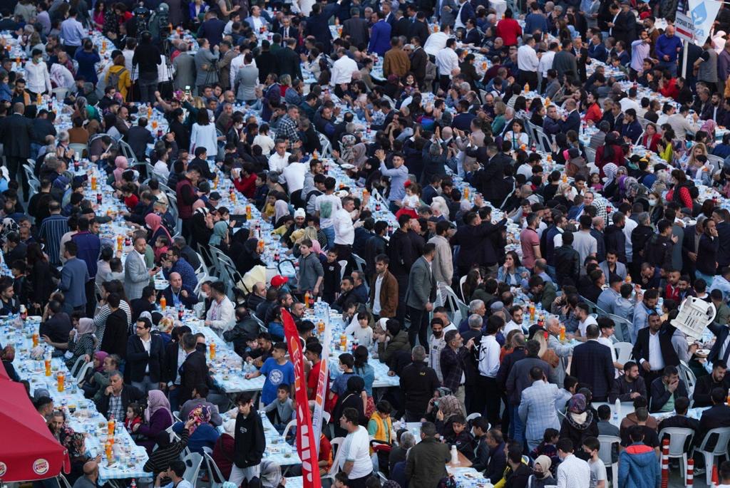 antakyayadeva's tweet photo. Genel Başkanımız @alibabacan'ın, binlerce vatandaşımızla buluştuğu İstanbul Esenyurt iftar programı. Damla damla büyürken, dalga dalga gelmeye  başladık.

#DEVAgeliyor https://t.co/IlayWIBon8