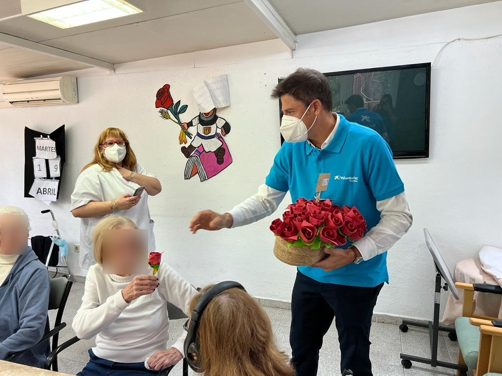 annabatet77's tweet photo. Avui, nosaltres, els @voluntariscaixa,  volem estar a prop dels nostres grans. A Barcelona, hem visitat 101 residències entregant 7.911 roses. Orgullosa de poder participar en un projecte com aquest! Bon #SantJordi2022 a tots!
@caixabank_cat @FundlaCaixaCAT https://t.co/QngoSdhqr1