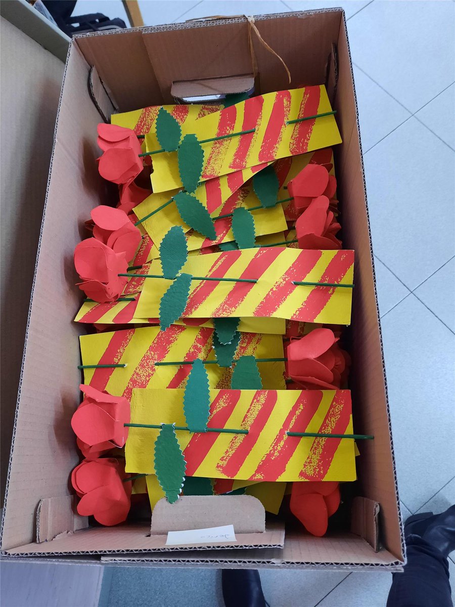 annabatet77's tweet photo. Voleu saber qui ha elaborar a mà cadascuna de les🌹🌹que els @voluntariscaixa hem repartit? 👏👏Els nostres amics de: @FundacioMaresme @FBoscana @fvo_cat @TEBcooperativa @auria_grup @tegar1974 Fund Finestrelles, Ariadna i el Centre Ocup Les Corts.
@caixabank_cat @FundlaCaixaCAT https://t.co/QDd8UcC3SJ