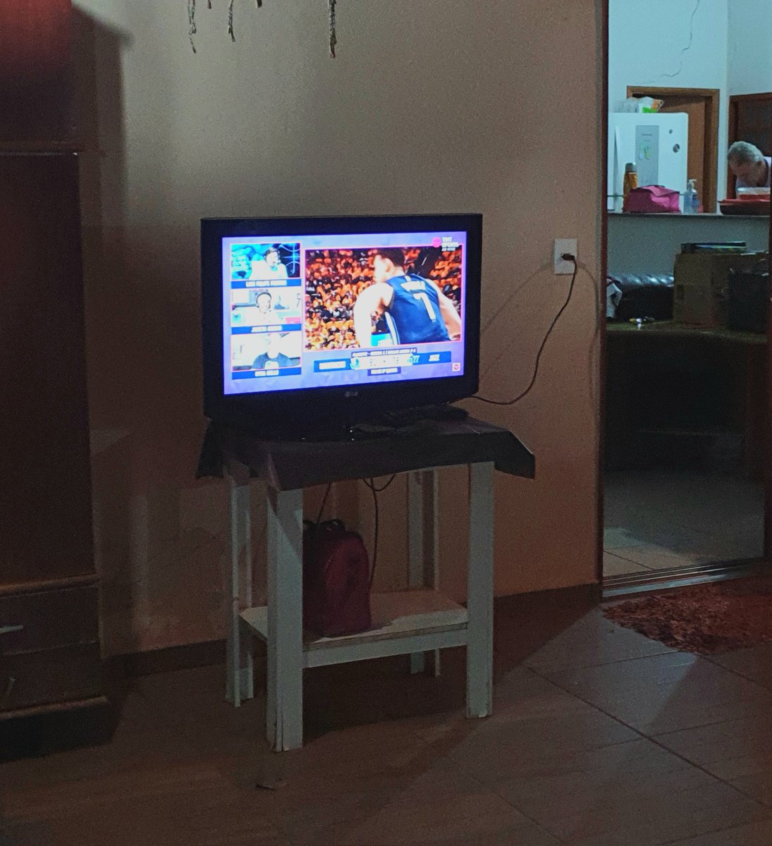 HugoTorquetti's tweet photo. Aqui na chácara a família tá reunida vendo a #NBAnaTNTSports https://t.co/cXFemi40Ag