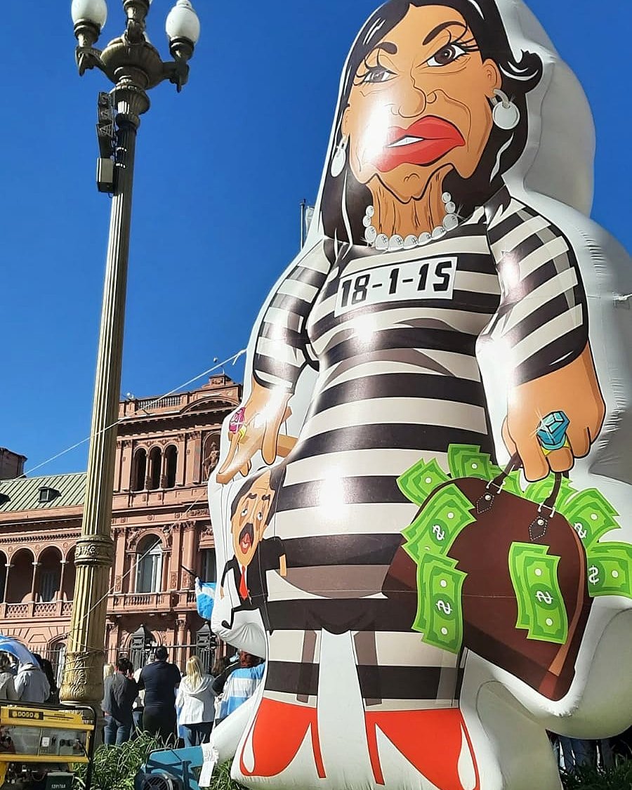 Libertador_ARG's tweet image. Me dicen que a @CFKArgentina le molesta terriblemente este inflable y que cada vez que aparece despide espuma por la boca!!! Por favor ni se les ocurra dar RT, ni like, ni comentar ni nada!!! Por favor!!! 🤣🤣