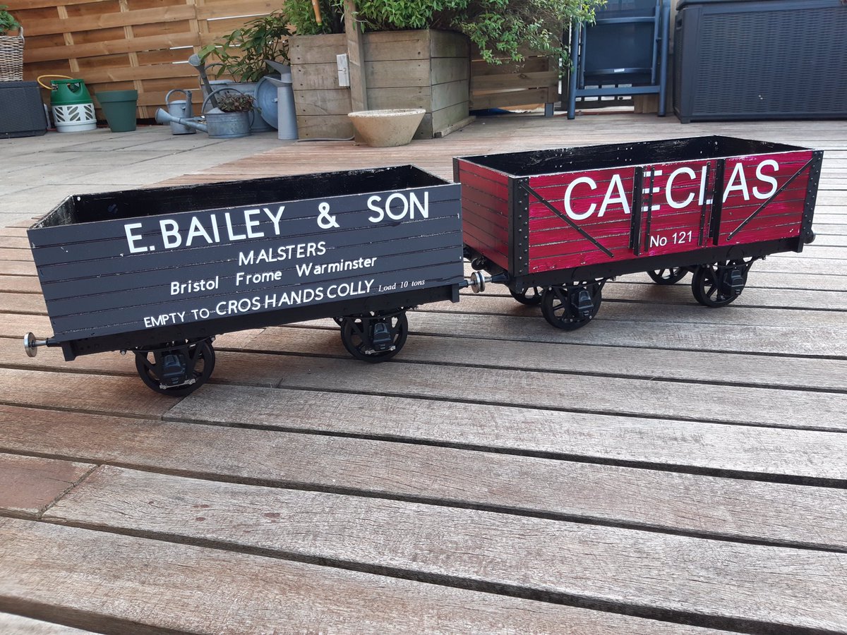 De Engelse kolenwagens zijn klaar. Binnenkort de baan op achter mijn Engelse stoomloc.