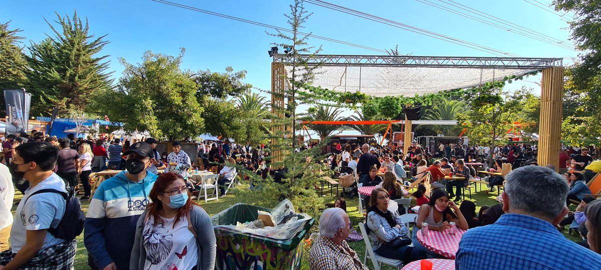 benjaminomar's tweet photo. #feriadelsanguche... pésima organización.
Se excedieron en la venta de entradas.
Esperas de 1 hora y media para comprar algo, sin lugar sentarse. Mal ahí el organizador del evento.

#ParquePadreHurtado

@24HorasTVN @T13 @chilevision @meganoticiascl 
@CNNChile https://t.co/8RsqiWeKHR