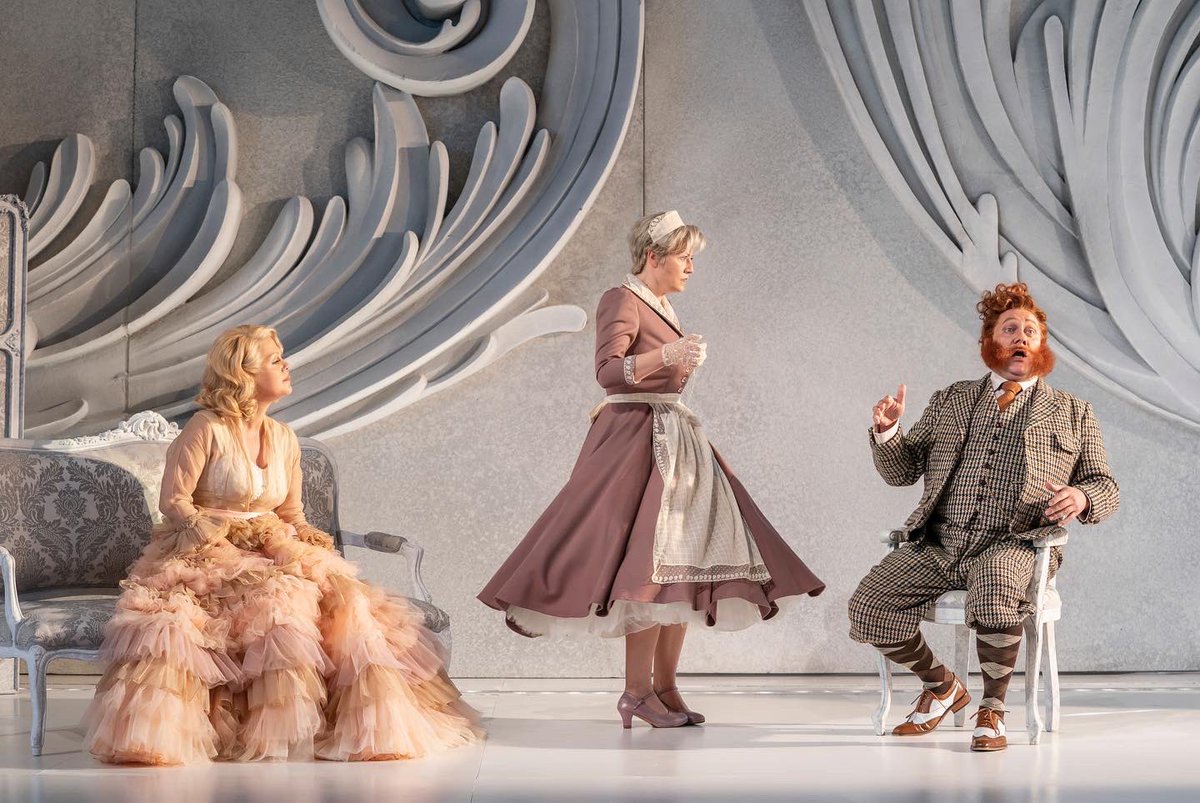 GarsingtonOpera's tweet photo. ⚠️ It’s the final weekend to relive #GORosenkavalier ⚠️
Our 2021 #DerRosenkavalier with @philharmonia is available on @OperaVision_eu until Friday 29 April 2022.
Watch now 🔗 https://t.co/fNFnPAgT5H
#OperaOnline #Strauss #WeekendFun #WatchNow https://t.co/iwd7k34b34