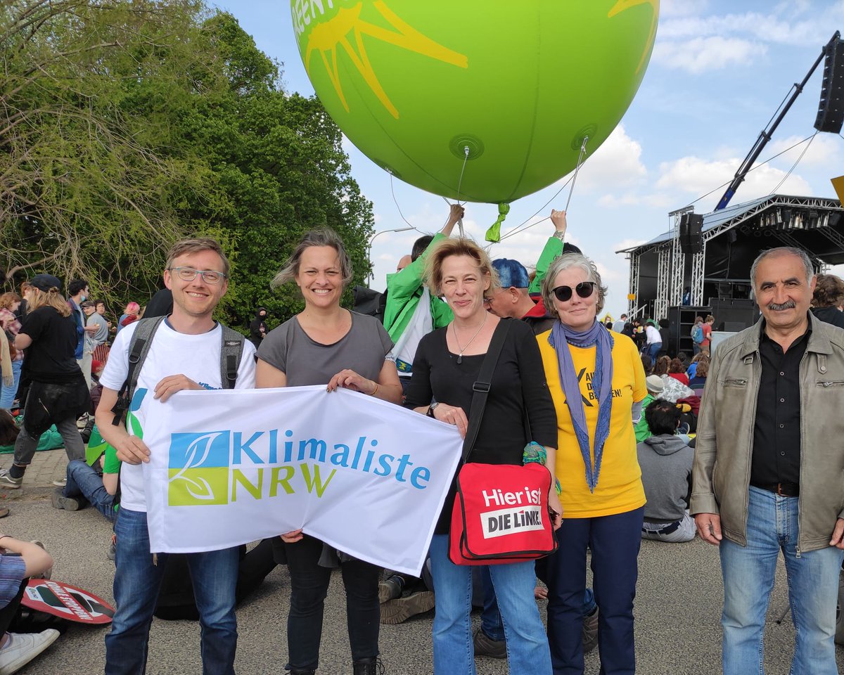 KlimalisteNRW's tweet photo. Lützerath muss bleiben!
Gemeinsam mit @DieLinkeNRW fordern wir von der Landesregierung ein Moratorium für Lützerath und von der Bundesregierung, dass sie Maßnahmen für die Einhaltung des Pariser Klimaabkommens vorlegt. 
#LützerathBleibt #endcoal https://t.co/4kPEF6son0