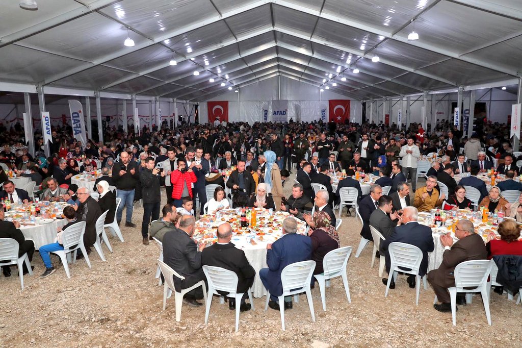 Yunus_Sezer_'s tweet photo. Geçtiğimiz yıl Batı Karadeniz'de yaşanan sel afeti sonrası, ülkemizin tüm imkanlarını bölgede hayatın normale dönmesi için seferber etmiştik.

Devam eden iyileştirme çalışmalarını yerinde incelemek ve afetzede vatandaşlarımızla iftar sofrasını paylaşmak için Bozkurt'tayız... https://t.co/pfRM76rGqJ